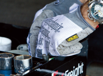 様々なシーンで使用され、実績のある作業手袋 MECHANIX(メカニクスグローブ)